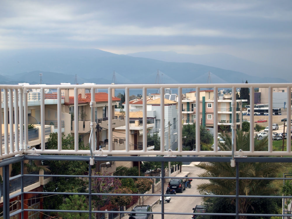 ΤΟΠΟΘΕΤΗΣΗ ΠΡΟΣΤΑΤΕΥΤΙΚΩΝ ΚΑΓΚΕΛΩΝ ΜΠΑΛΚΟΝΙΟΥ PROTEX ΣΤΗΝ ΠΑΤΡΑ