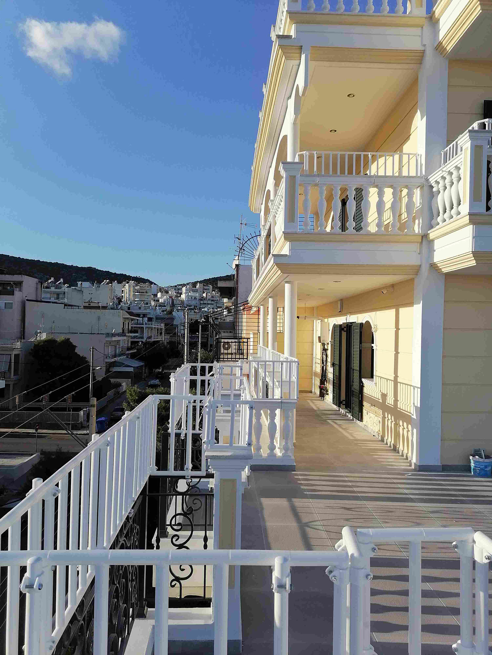 Μπαλκόνι με αυξομειώσεις ύψους κουπαστής - Protex