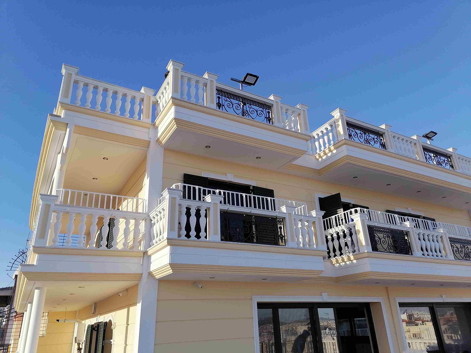 Μπαλκόνι με αυξομειώσεις ύψους κουπαστής - Protex