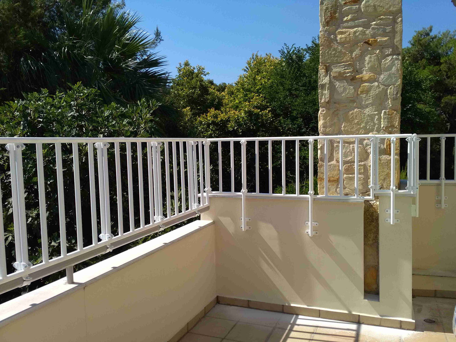 Μπαλκόνι με αυξομειώσεις ύψους κουπαστής - Protex